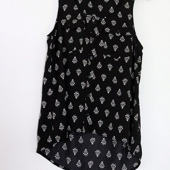 Forever 21 Sleeveless Top  - Picture 2 of 4